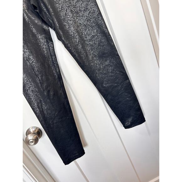 Offline by Aerie Womens The Hugger High Waisted Crackle Leggings Black SZ Medium - Picture 4 of 10